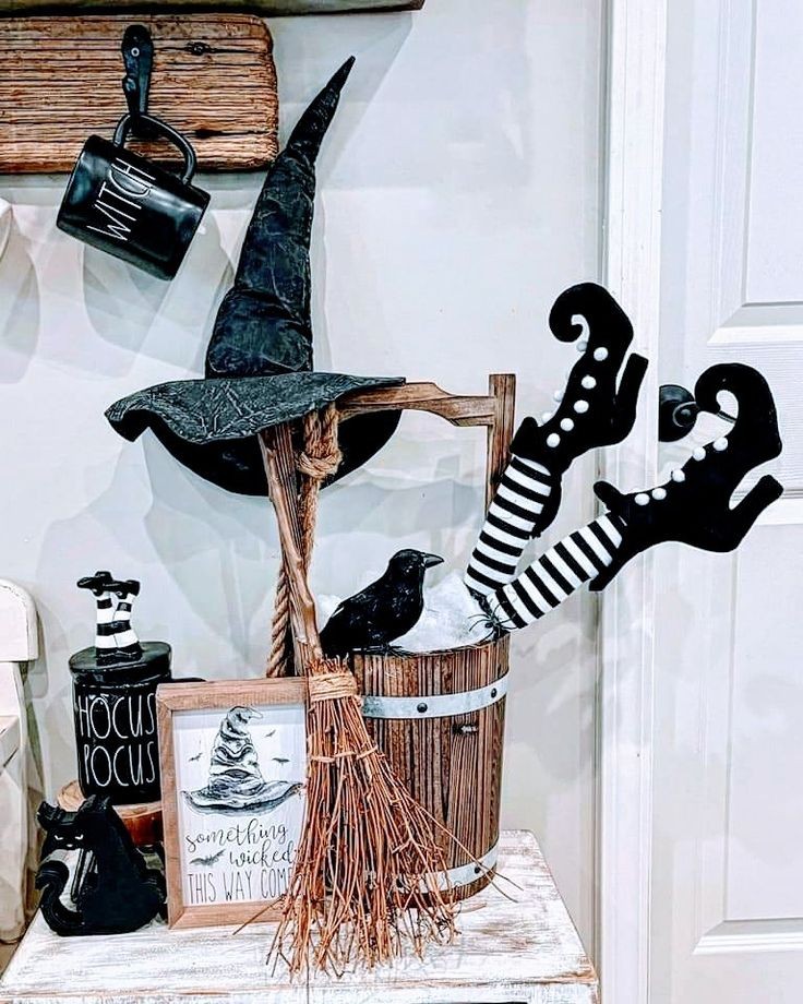 Decoração de Halloween com perninhas às riscas, vassoura e chapéu de bruxa